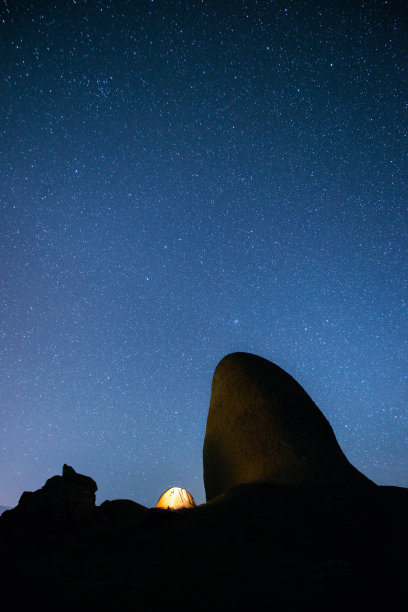 星空下山中的发光帐篷图片下载