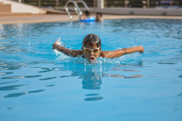 游泳童子蝴蝶风格与眼镜图片下载