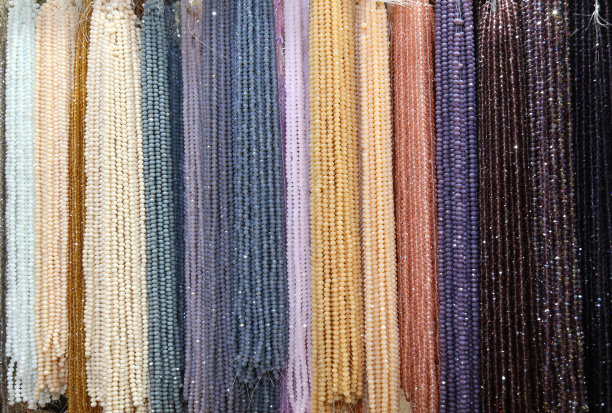 背景闪闪发光的人造珠宝项链出售图片下载