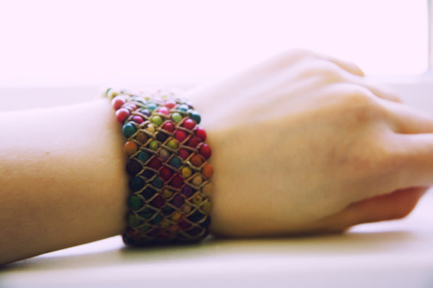 女性手上的民族色彩手镯图片下载