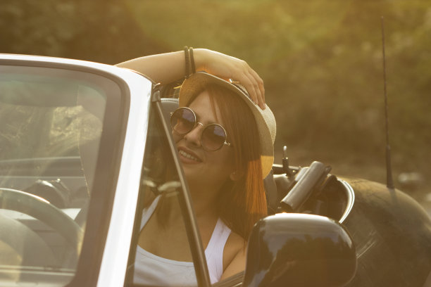 坐在敞篷车里戴着墨镜的女孩图片下载