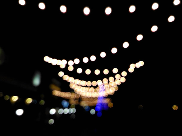 模糊的户外餐厅与散景灯图片下载