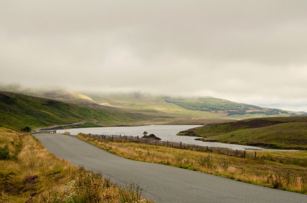 高地的孤独之路图片下载