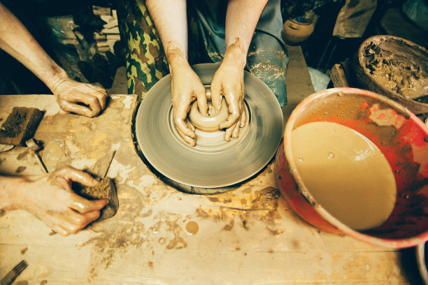 年轻陶工的双手图片下载