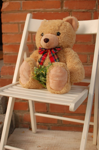 泰迪熊坐在木椅上图片下载