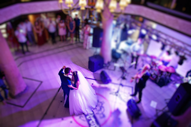 神奇的第一次婚礼舞蹈与各种灯光。图片下载