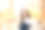 在城市里戴眼镜的年轻女人图片下载