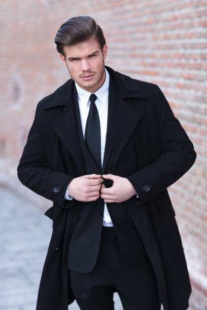 年轻的商人解开上衣的扣子图片下载