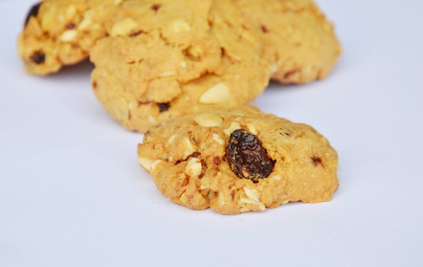 白色背景上的麦片黄油饼干图片下载