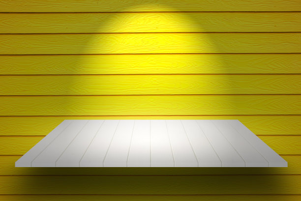 白色的木制木板架和黄色的木墙背景。产品展示。图片下载