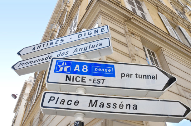 旅游景点和隧道的路标，Nice图片下载