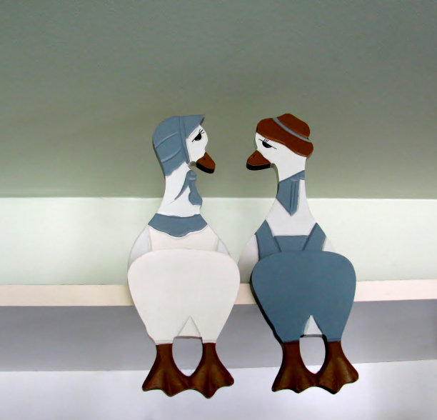 木雕可爱的鸭子雕像图片下载