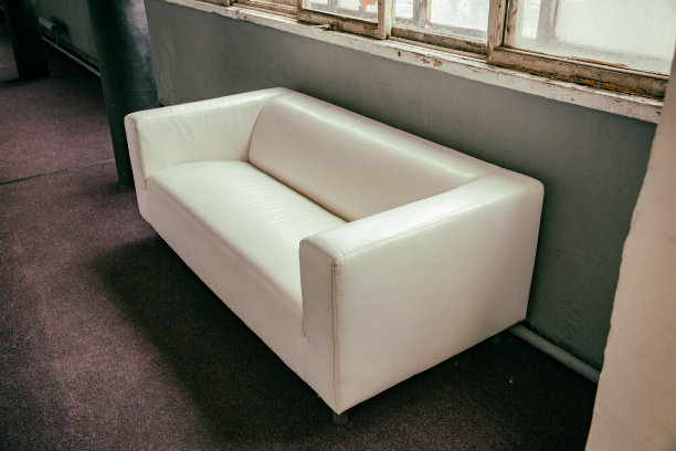 白色的皮沙发图片下载