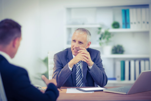 同事微笑着一起工作图片下载