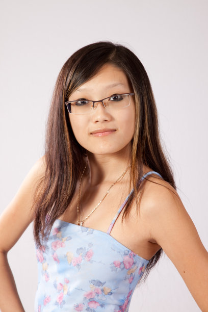 漂亮的东亚女人看着相机图片下载