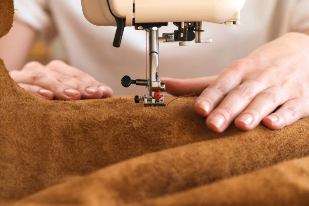 在缝纫机上穿线皮革图片下载