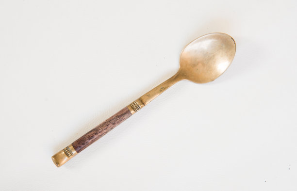 白色背景上的汤匙木。图片下载