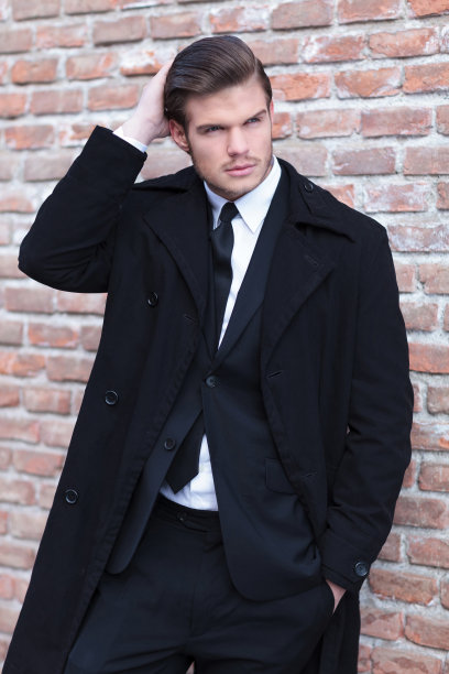 年轻的商人整理他的头发图片下载