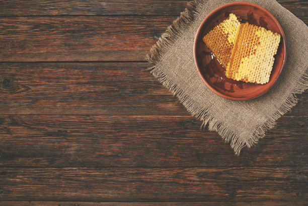 蜂蜜放在木桌上，上面的景色图片下载