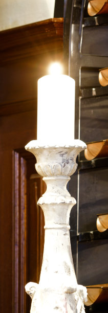 古老烛台上的白色蜡烛图片下载