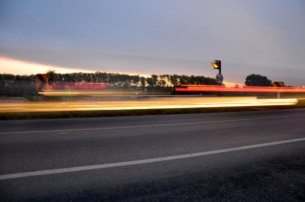 晨光使汽车在道路上模糊不清图片下载