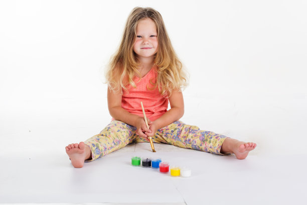 女孩正在用颜料画画图片下载