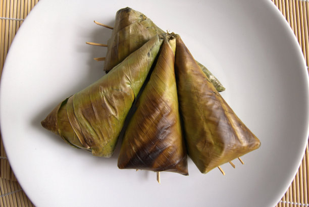 烤糯米高视盘放在白色的地方图片下载