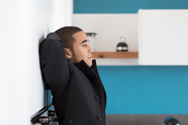 在办公室里双手放在脑后放松的男人图片下载