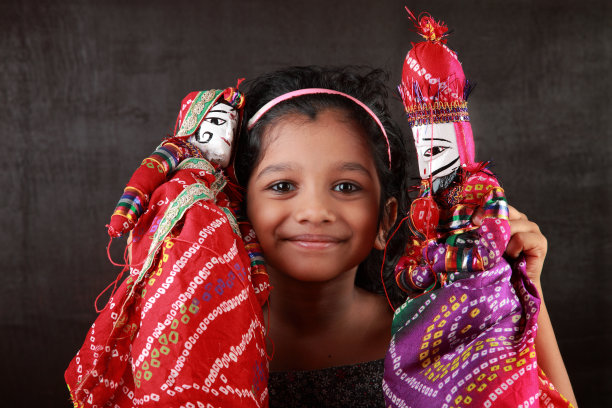 小女孩玩手工制作的木偶图片下载