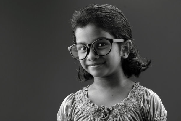 戴着大眼镜的女孩图片下载