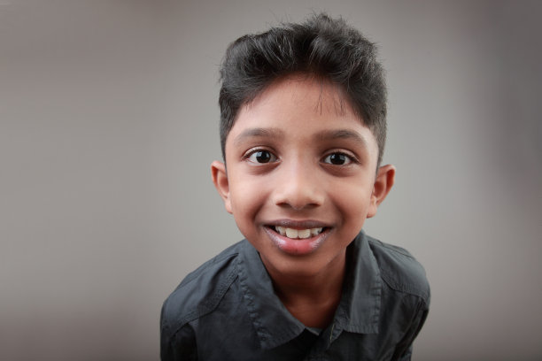 一个男孩俯身向前看了看图片下载