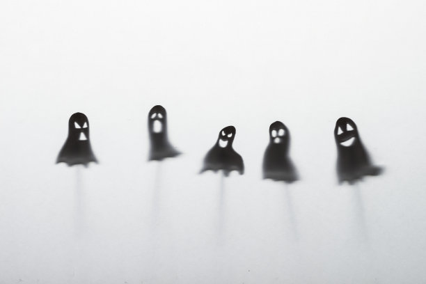 黑色万圣节的鬼魂和恶作剧鬼的剪影在白色的背景上图片下载
