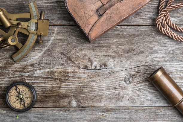 罗盘，六分仪和望远镜放在木材上图片下载