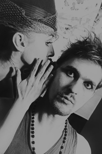 一个年轻男女的肖像图片下载