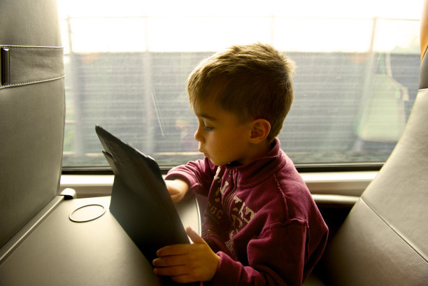 男孩在火车上用触屏图片下载