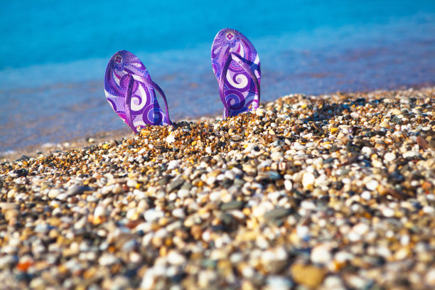 美丽的女孩放松在户外的夏天的海滩图片下载