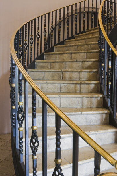 石头和铁楼梯图片下载