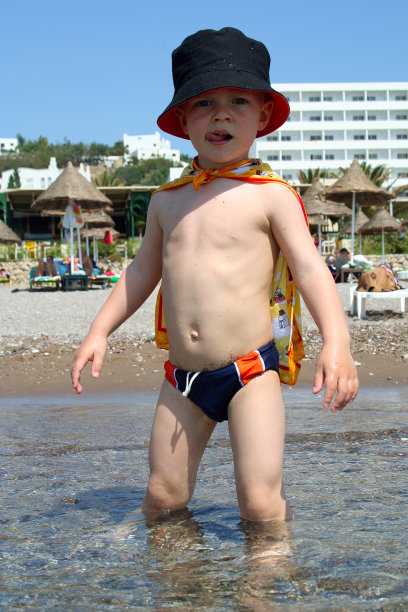 海滩上的男孩图片下载