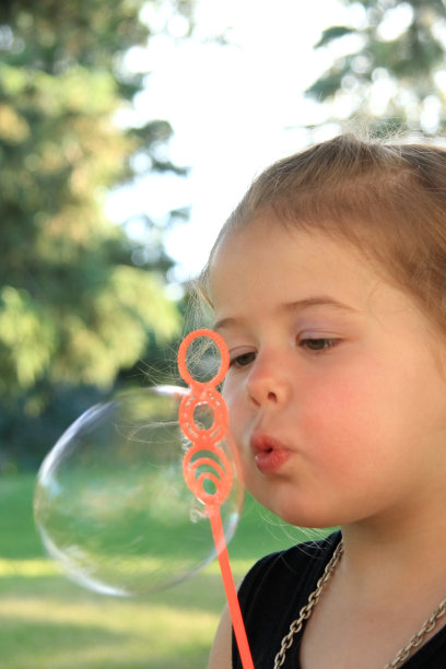 吹泡泡的少女图片下载