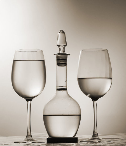图形构图-两个酒杯和酒瓶图片下载