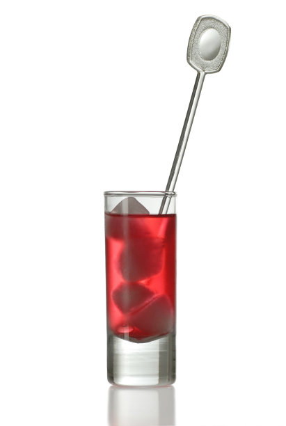 装有饮料的小酒杯图片下载