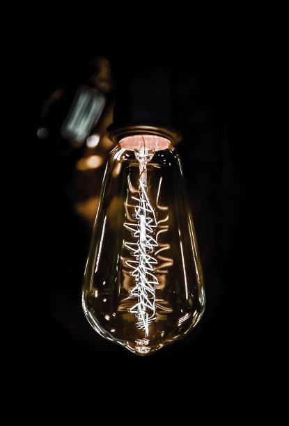 花园里的灯泡装饰图片下载