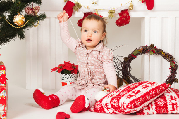 圣诞装饰品中的婴儿图片下载