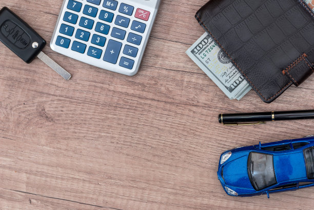 钱包里的现金和木桌上的汽车遥控器。图片下载