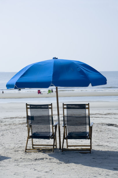 蓝色雨伞沙滩椅图片下载