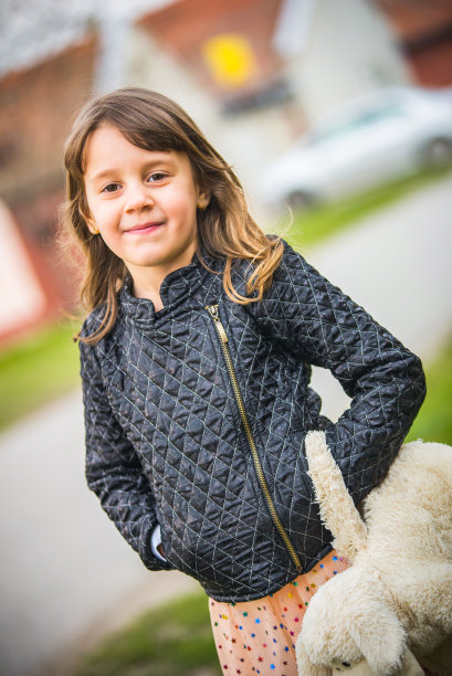 小女孩和你最喜欢的玩具图片下载