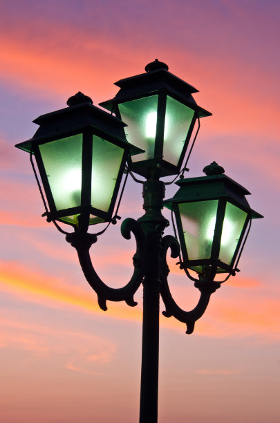 装饰和时尚的灯笼在日落肖像方向图片下载