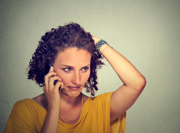 一个不快乐的年轻女人低头看手机图片下载