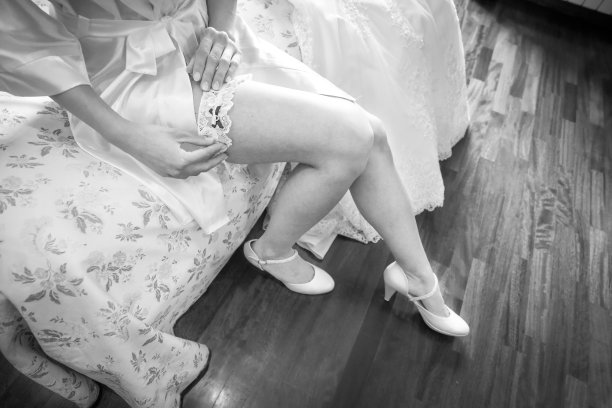 新娘穿上结婚袜带图片下载