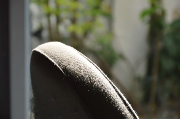 在高对比度的灯光下，旧椅子的背部纹理图片下载